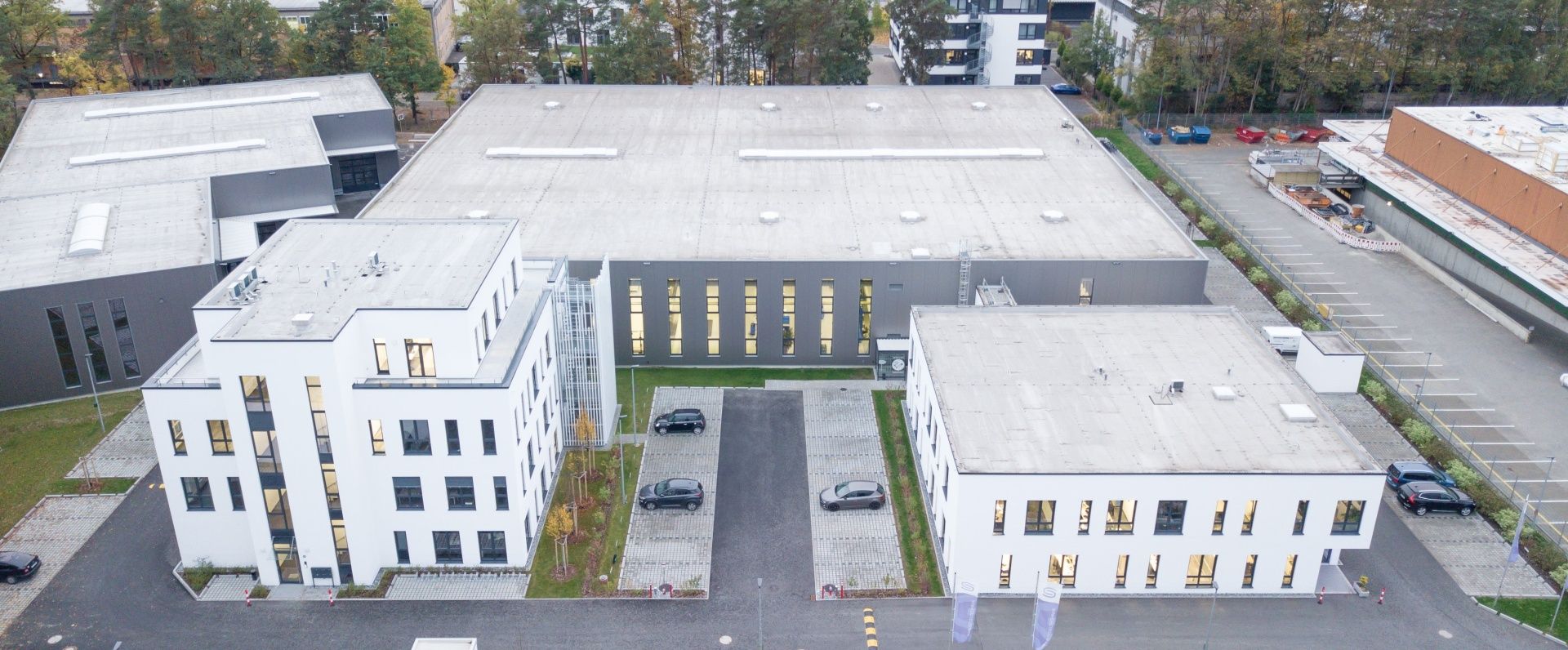 S+S Regeltechnik Eingang Firmengebäude und Geländeübersicht